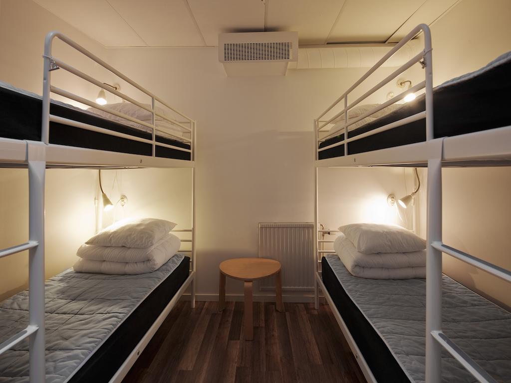 Cama en habitación compartida con 4 camas
